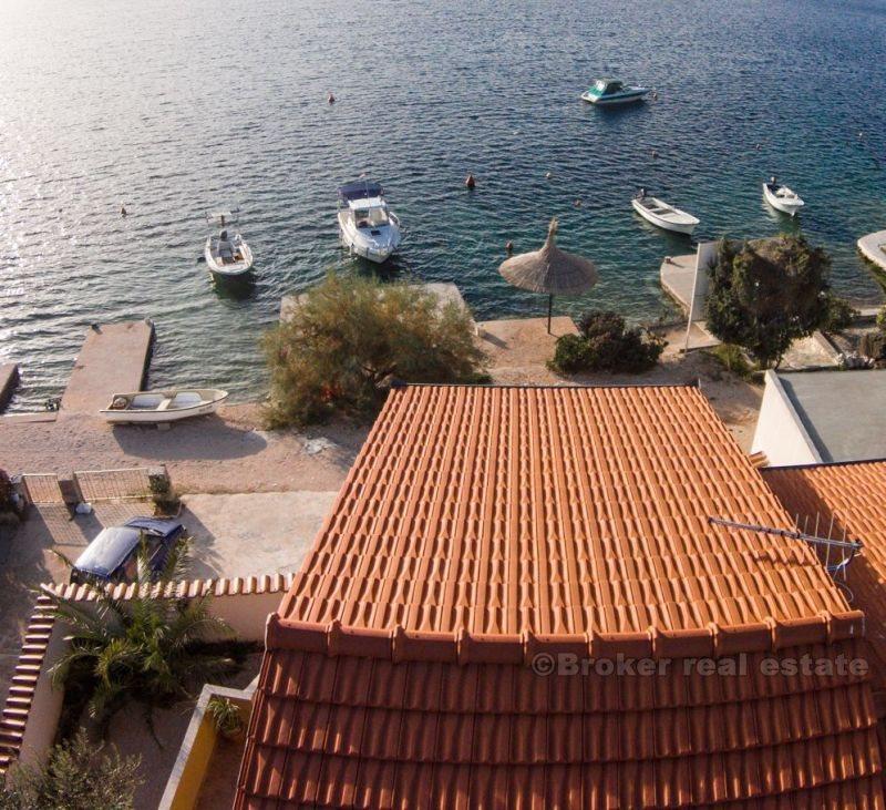 près de Rogoznica, belle et charmante maison en bord de mer