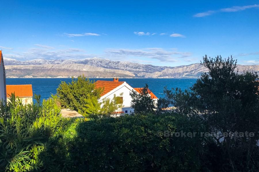 ön Brac - Bostadsbyggnad, 50 meter från havet