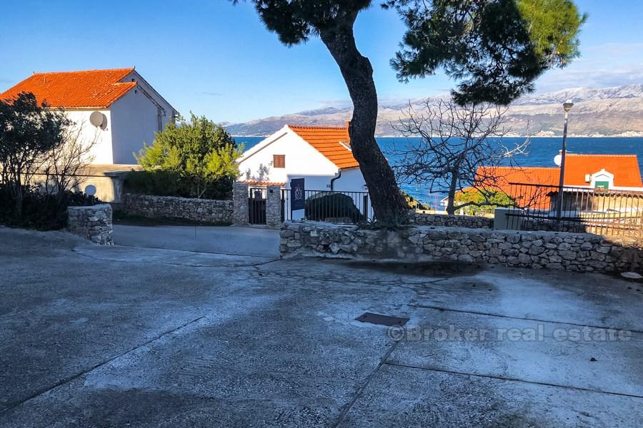 île de Brac - Immeuble d'habitation, à 50 mètres de la mer