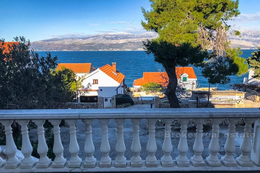 île de Brac - Immeuble d'habitation, à 50 mètres de la mer