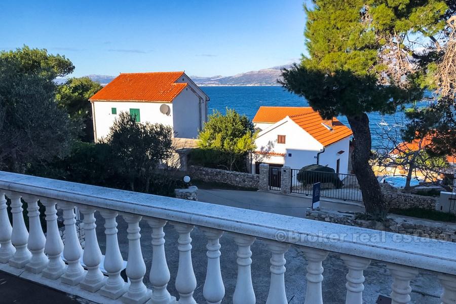 île de Brac - Immeuble d'habitation, à 50 mètres de la mer