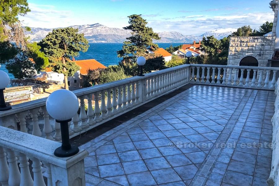 île de Brac - Immeuble d'habitation, à 50 mètres de la mer