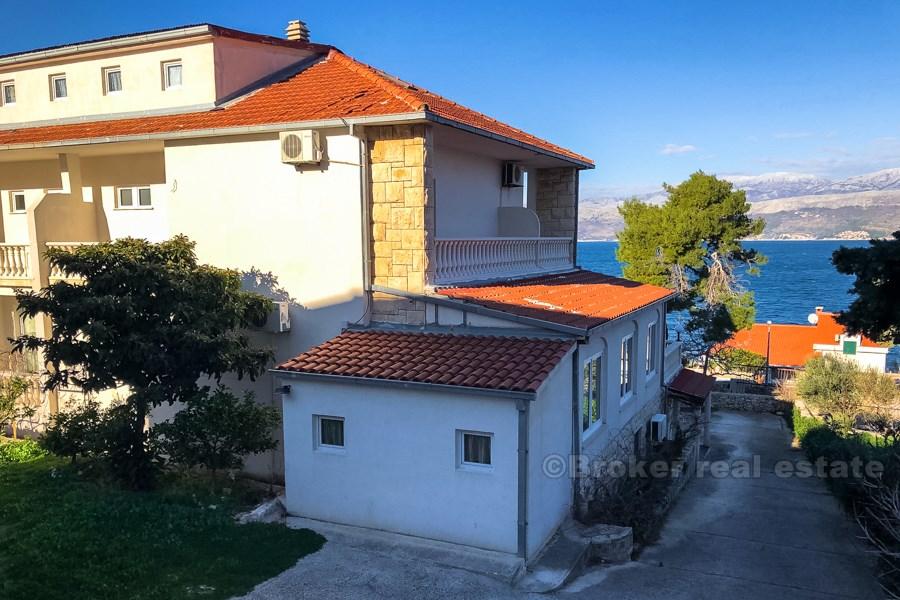 île de Brac - Immeuble d'habitation, à 50 mètres de la mer