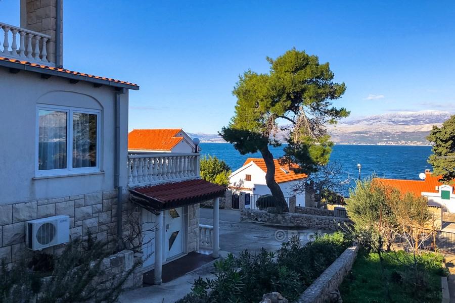 île de Brac - Immeuble d'habitation, à 50 mètres de la mer