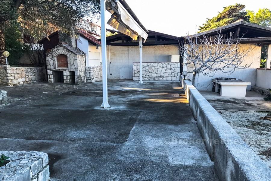 île de Brac - Immeuble d'habitation, à 50 mètres de la mer