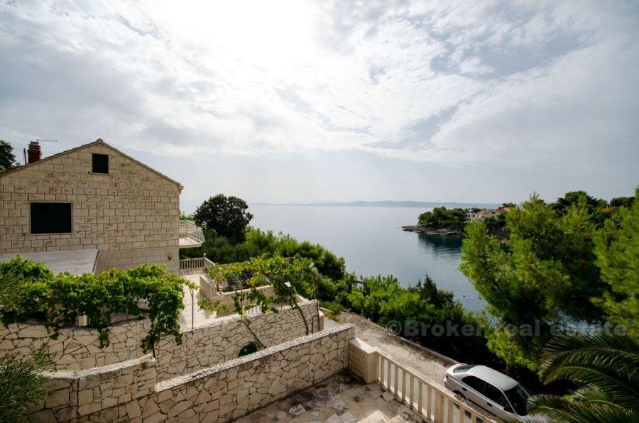 otok Brač, samostojeća kuća uz more