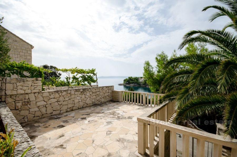 otok Brač, samostojeća kuća uz more