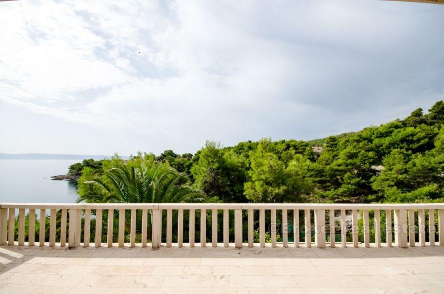 otok Brač, samostojeća kuća uz more