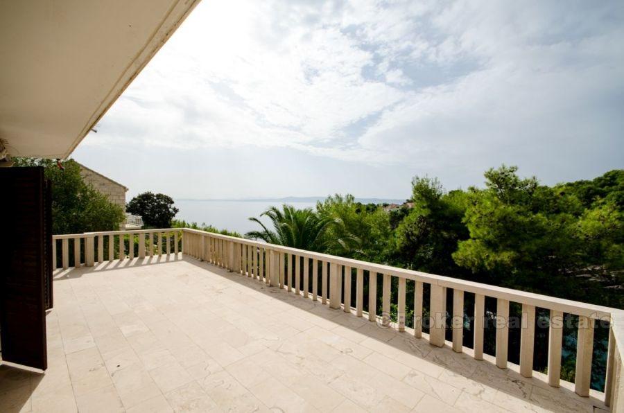 otok Brač, samostojeća kuća uz more