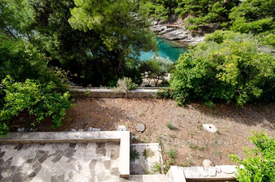 otok Brač, samostojeća kuća uz more
