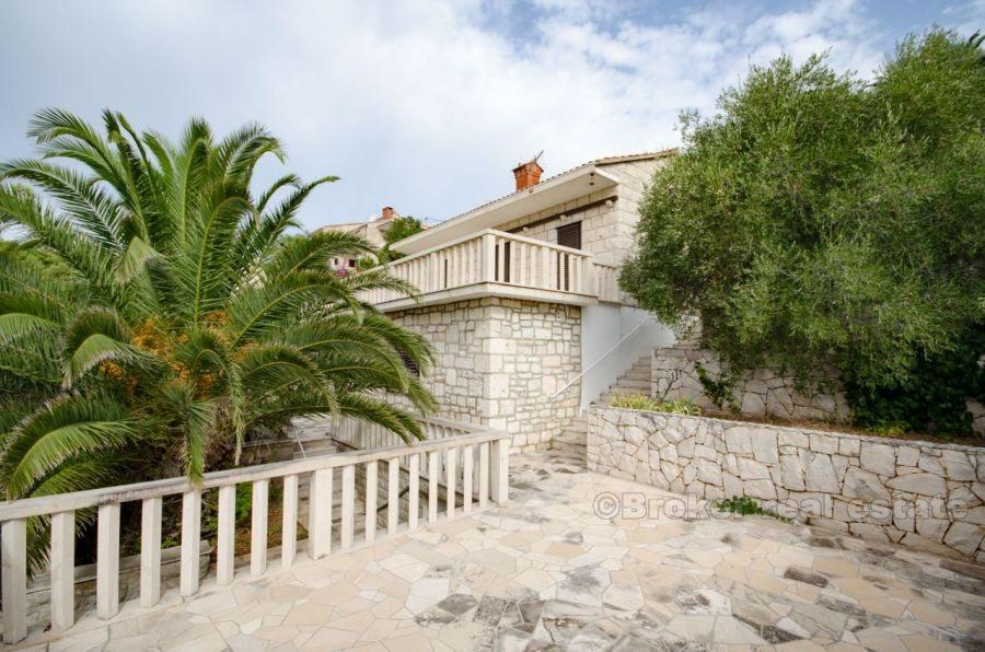 otok Brač, samostojeća kuća uz more