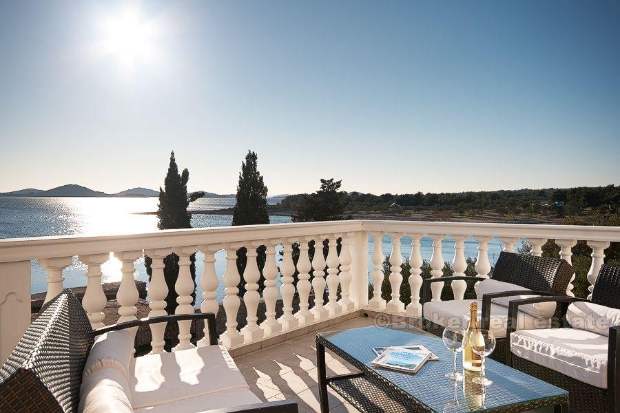 in der Nähe des Naturparks "Vransko jezero" schöne Villa
