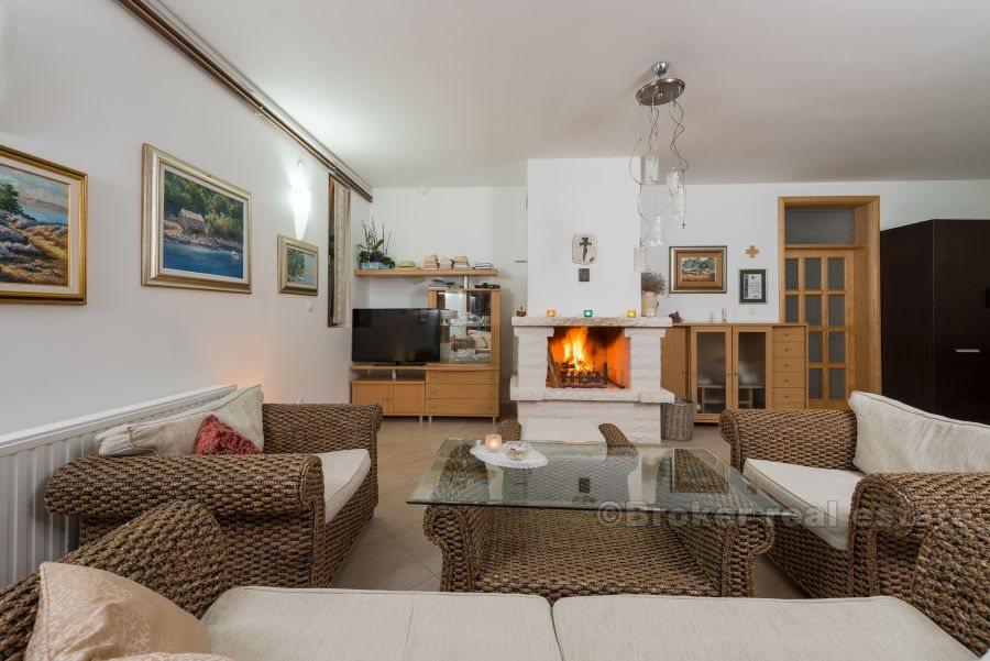 in der Nähe des Naturparks "Vransko jezero" schöne Villa