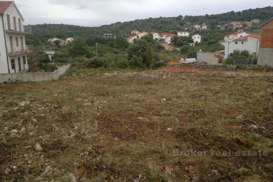 Près de Rogoznica, terrain à bâtir avec projet de maison