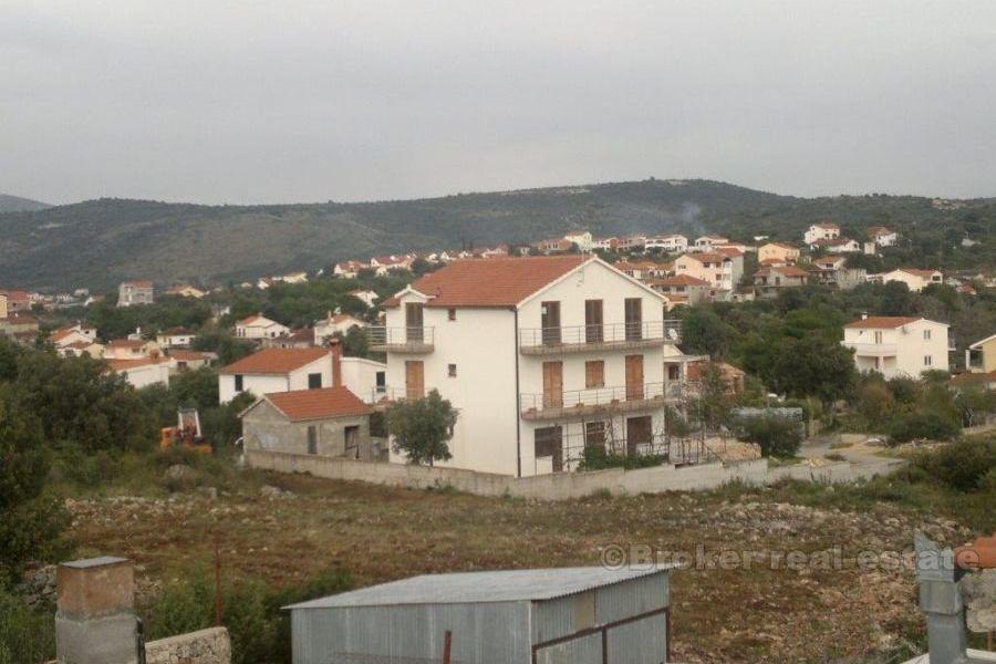 Près de Rogoznica, terrain à bâtir avec projet de maison