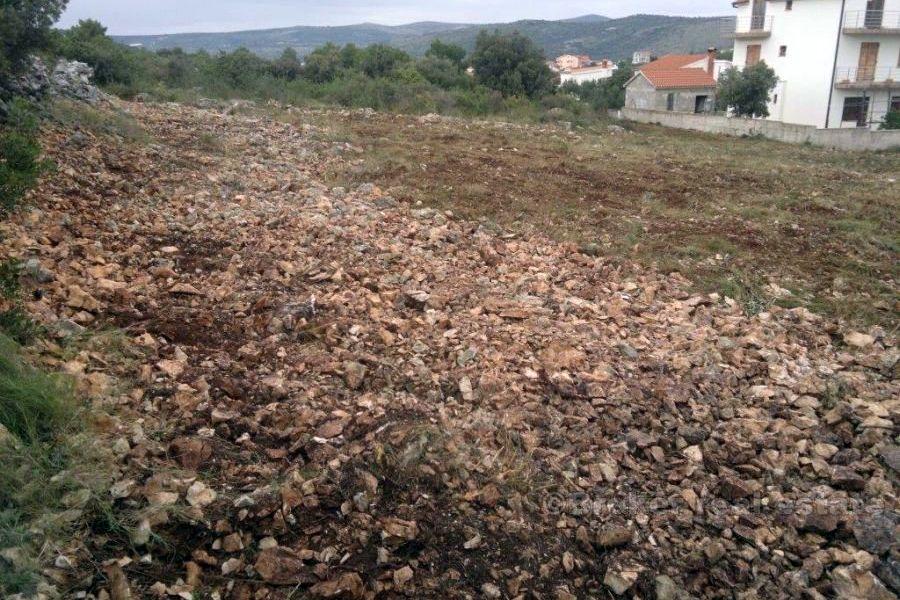 Près de Rogoznica, terrain à bâtir avec projet de maison