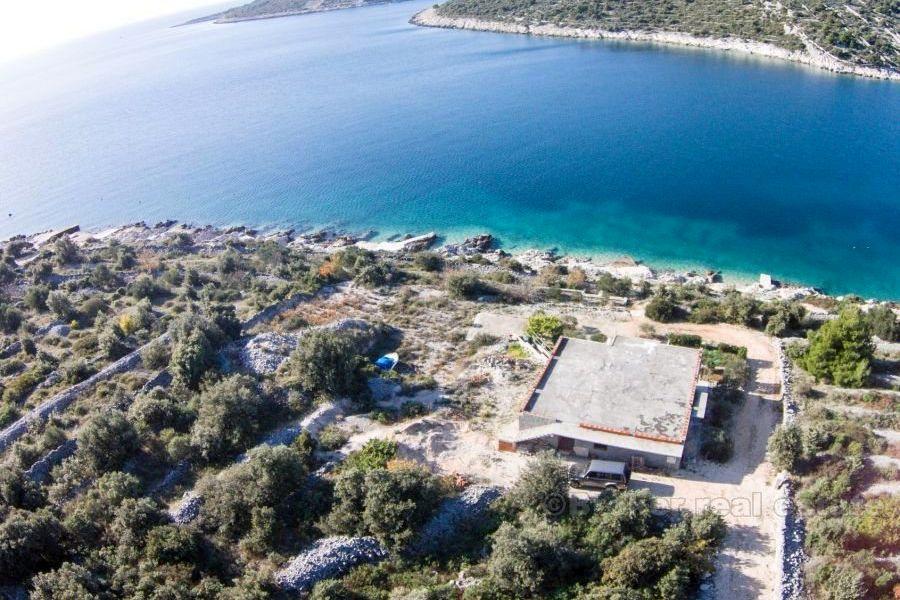 Rogoznica - casa non finita su due piani