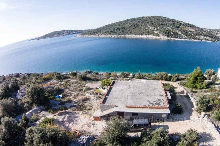 Рогозница - недостроенный дом на двух этажах