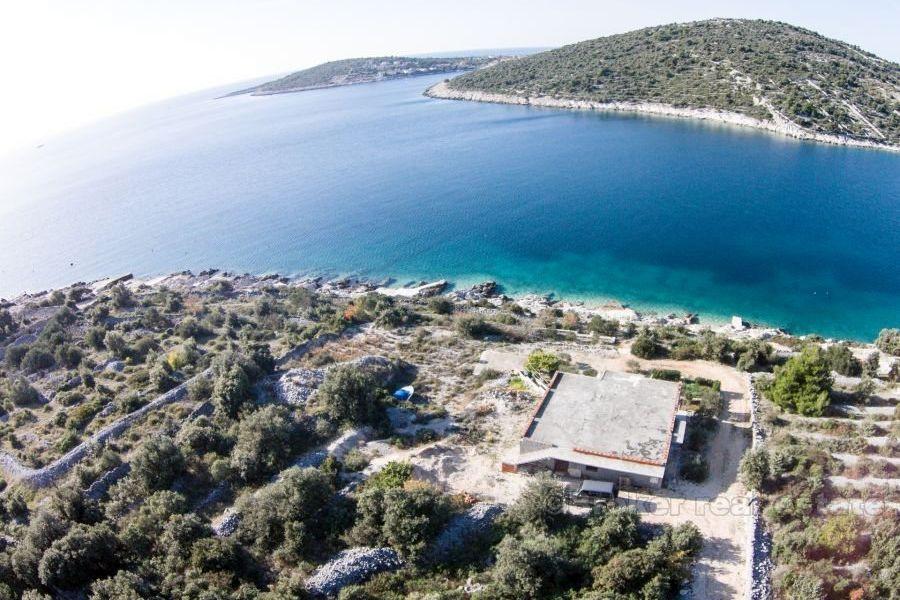 Рогозница - недостроенный дом на двух этажах