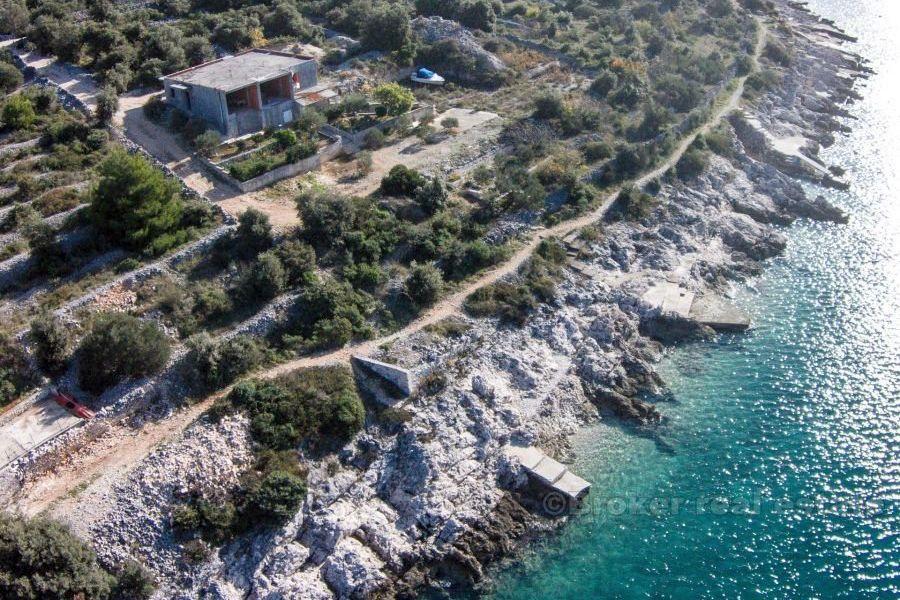 Rogoznica - casa non finita su due piani
