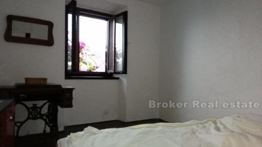 wyspa Brac, kamienny dom w centrum Bol