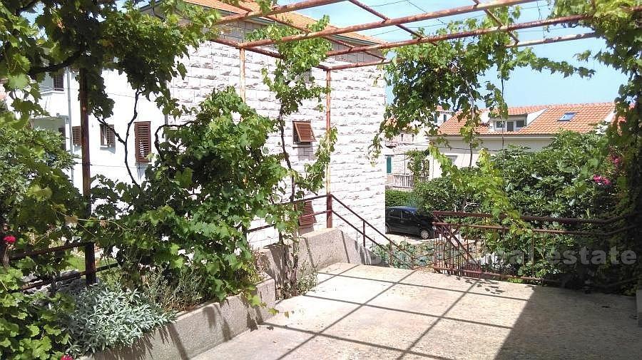 Ostrov Brač, rodinný dom, 3. rad od mora