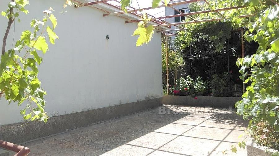 Ostrov Brač, rodinný dům, 3. řada od moře