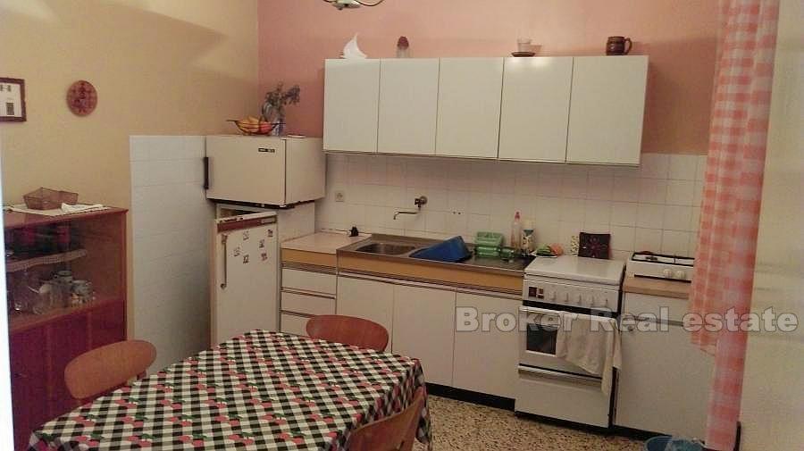 Ostrov Brač, rodinný dům, 3. řada od moře