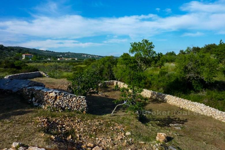 ostrov Vis. Skupina kamenných domů.