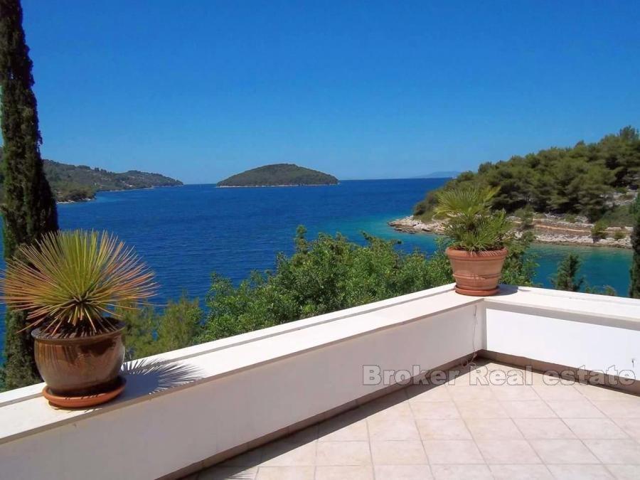 øya Korcula, hus ved sjøen