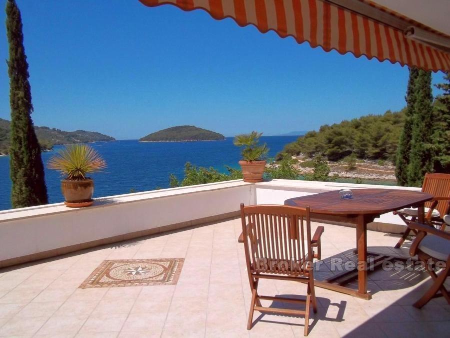 øya Korcula, hus ved sjøen