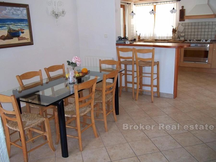 øya Korcula, hus ved sjøen