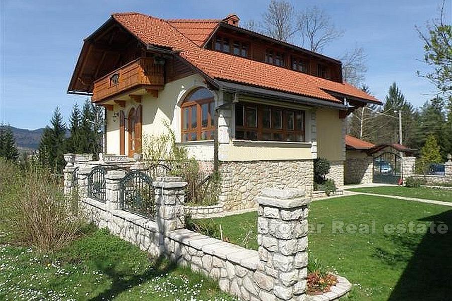 domy z wielkiej ziemi w pobliżu Ogulinie