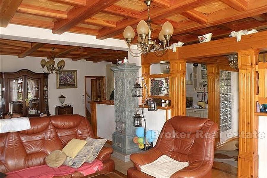 domy z wielkiej ziemi w pobliżu Ogulinie