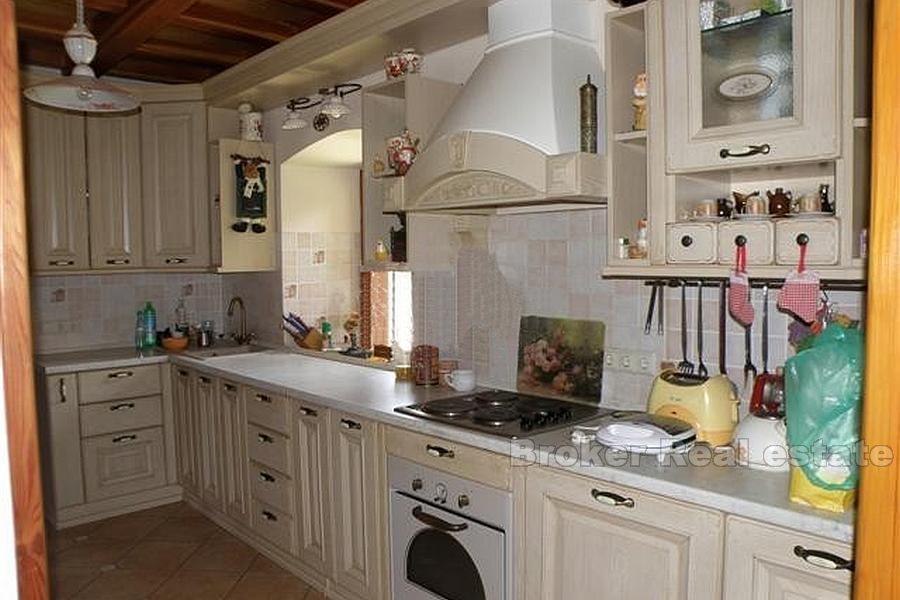 domy z wielkiej ziemi w pobliżu Ogulinie