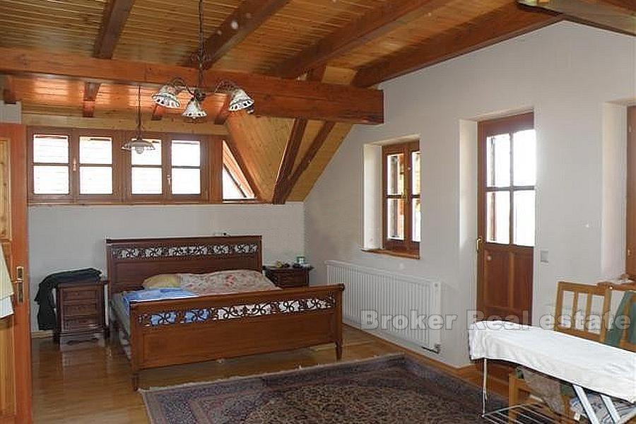 domy z wielkiej ziemi w pobliżu Ogulinie