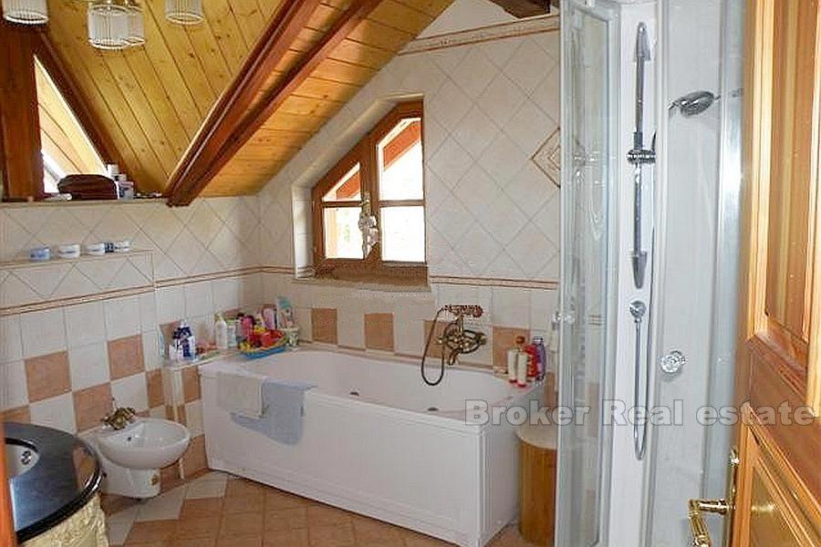 domy z wielkiej ziemi w pobliżu Ogulinie