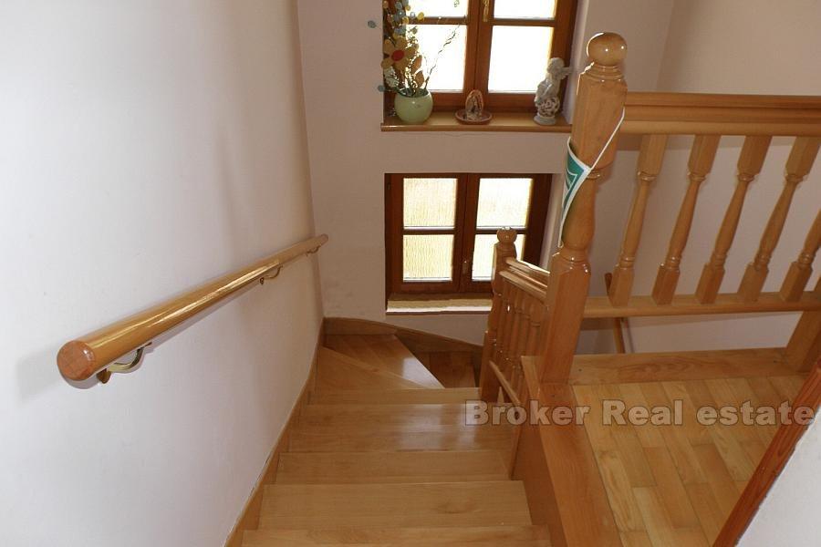 domy z wielkiej ziemi w pobliżu Ogulinie