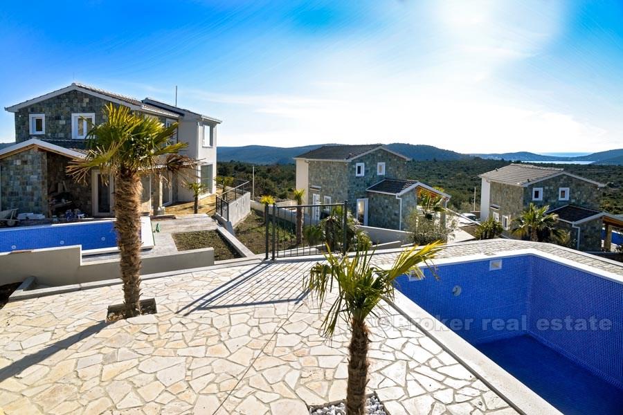 Područje Rogoznice, dostupne dvije vile