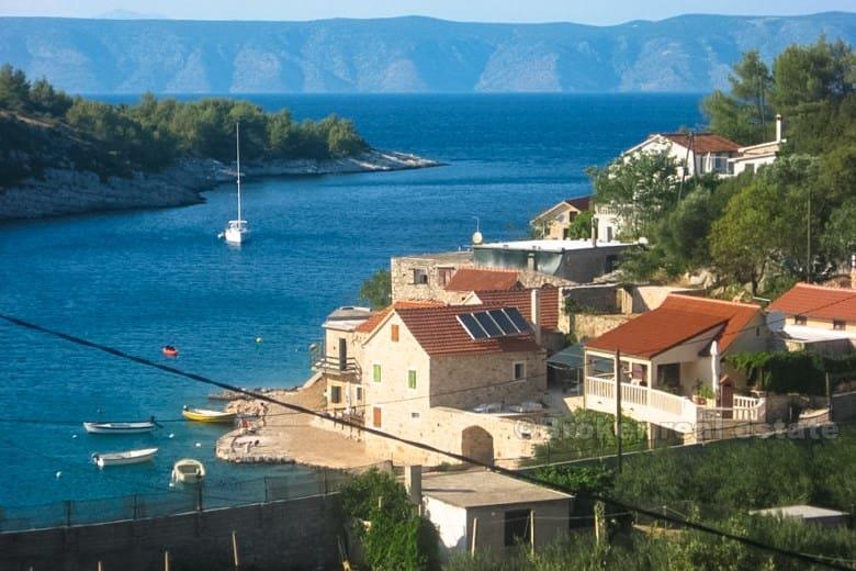 ön Hvar. Fristående hus med utsikt över havet