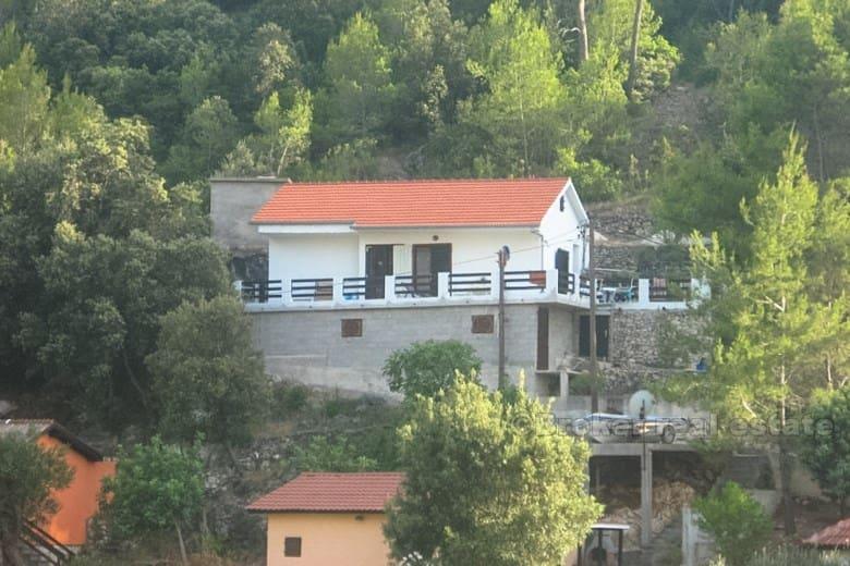 ön Hvar. Fristående hus med utsikt över havet