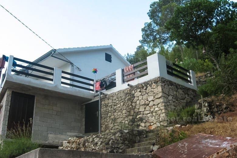ön Hvar. Fristående hus med utsikt över havet