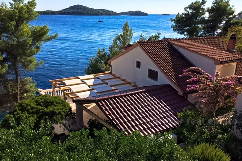 otok Korčula, vila prvi red do mora sa bazenom.