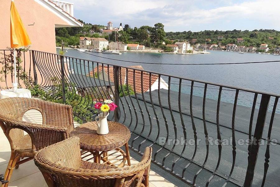 Øya Drvenik, hus ved sjøen