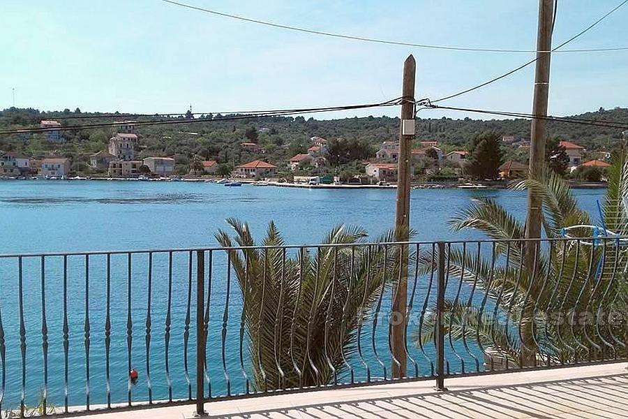 Otok Drvenik, kuća uz more