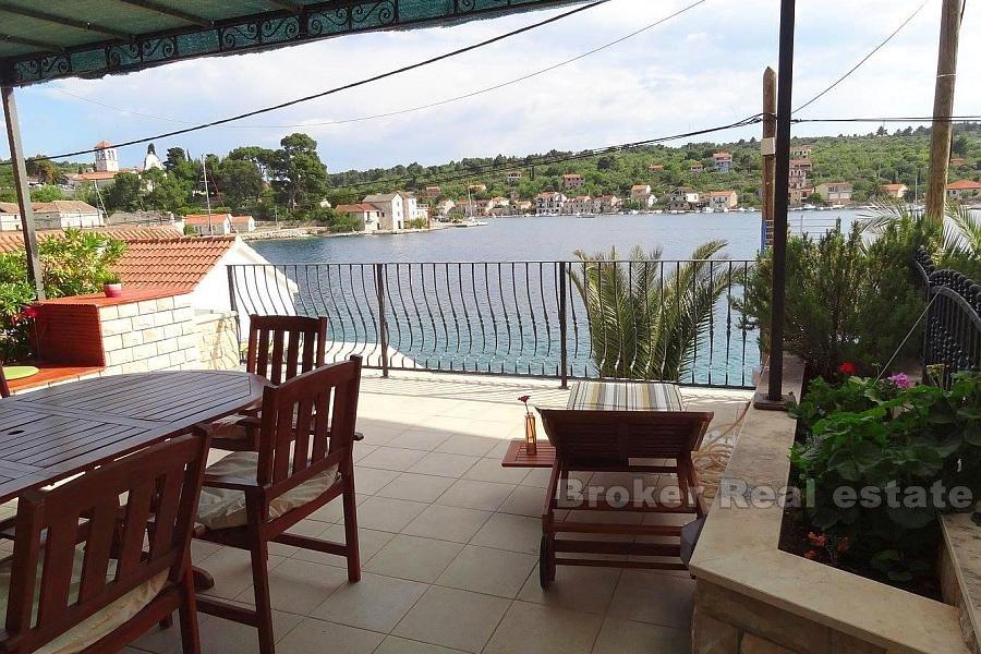 Otok Drvenik, kuća uz more