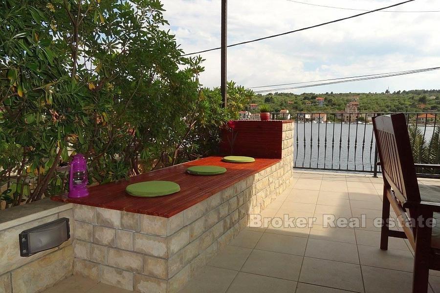 Øya Drvenik, hus ved sjøen