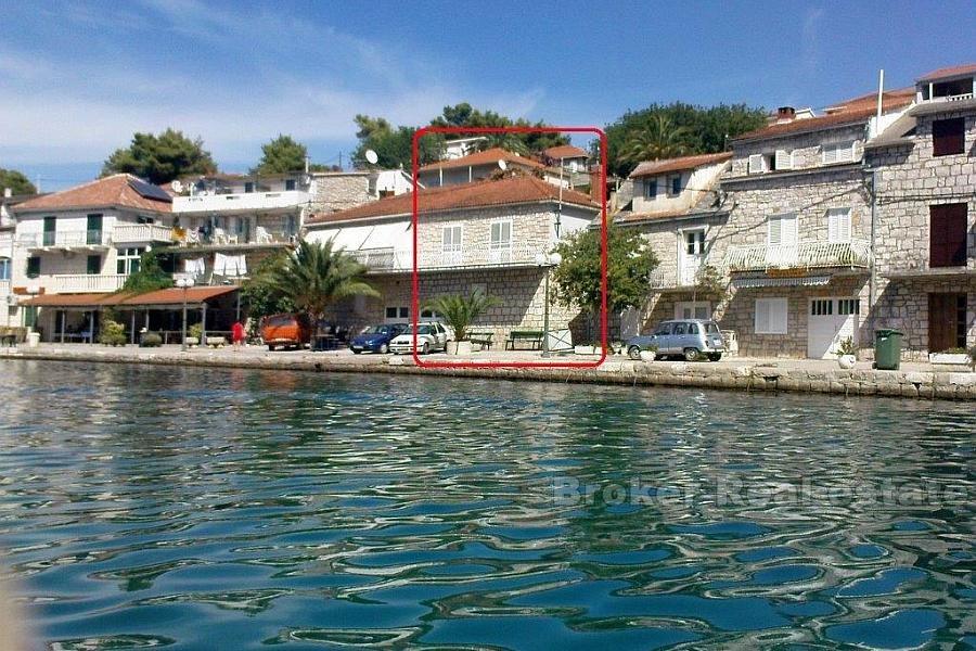 Ostrov Solta, dvoupatrový dům u moře