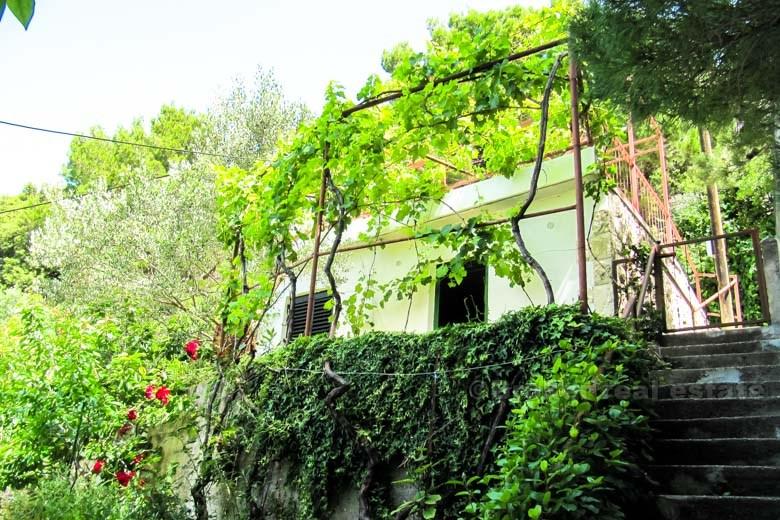 Près d'Omis, maison 2ème rangée de la mer