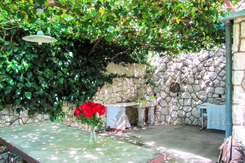 Près d'Omis, maison 2ème rangée de la mer